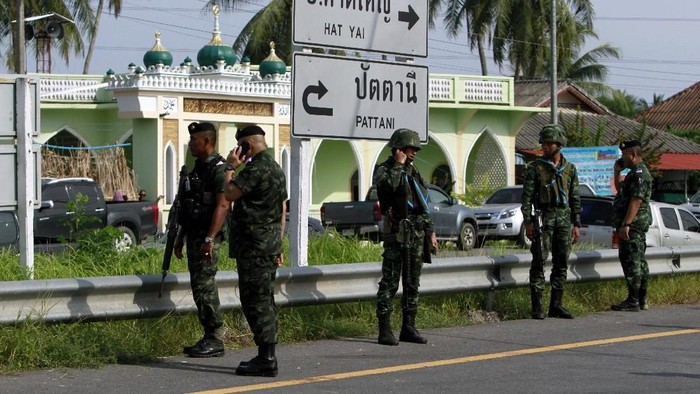 Personel keamanan menyelidiki pos pemeriksaan yang diserang oleh pemberontak di Pattani, Thailand selatan, 24 Juli 2019. (REUTERS/Surpan Bonthanom).