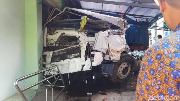 Penampakan Kerusakan Akibat Trailer Tabrak Puskesmas di Boyolali