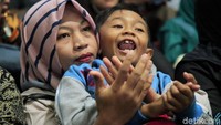 Berurai air mata, Baiq mengucapkan terima kasih kepada Jokowi. Ia juga menyampaikan terima kasih kepada pihak lain yang selama ini telah membantunya dalam menghadapi kasus hukum.
