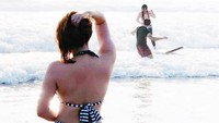 Kimi Hime juga main ke pantai Double Six di Seminyak dan melihat pasangan turis main surfing. Kimi merasa kesepian. (kimi.hime/Instagram)