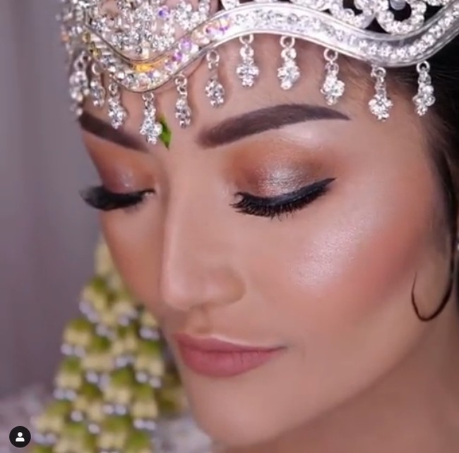 Siti Badriah tampak memakai softlens dan bulu mata palsu yang membuat matanya bersinar. Terlebih dengan alis yang terbentuk dengan sempurna dan sesuai bentuk wajah. Sedangkan untuk kelopak mata, diterapkan eyeshadow bernuansa kecokelatan dengan aksentuasi warna emas di bagian bawah mata. Foto: Instagram