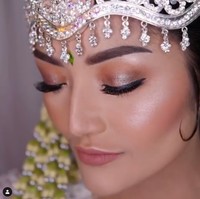 Siti Badriah tampak memakai softlens dan bulu mata palsu yang membuat matanya bersinar. Terlebih dengan alis yang terbentuk dengan sempurna dan sesuai bentuk wajah. Sedangkan untuk kelopak mata, diterapkan eyeshadow bernuansa kecokelatan dengan aksentuasi warna emas di bagian bawah mata. Foto: Instagram