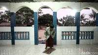 Warga yang masih bertahan beribadah salat lima waktu di musala yang masih berdiri kokoh di Desa Rawa Rengas Tangerang.