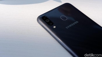 Ada tiga kamera di belakang, ukurannya 13 MP+5MP+5MP. Foto: Adi Fida Rahman/detikINET