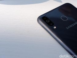 Unboxing Samsung Galaxy M30, Ponsel Baterai Jumbo Rp 3 Jutaan