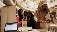 Mereka yang telah mengantre akan mendatangi sejumlah booth untuk menscan lowongan kerja.