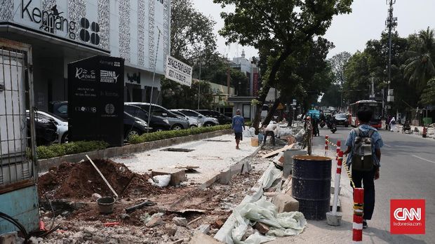 Macet Pelebaran Trotoar, Anies Sarankan Naik Angkutan Umum