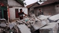 Sejumlah rumah juga telah dirobohkan.
