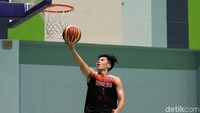 Sebelum Bowles, Perbasi awalnya akan menggaet pemain asal Amerika Serikat yang lain, Maxie Esho. Namun, rencana itu urung dilakukan setelah Maxie melakukan kontrak dengan tim Hong Kong.