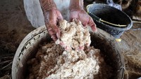 Proses pembuatan garam ini pun dapat dikatakan cukup bergantung dengan kondisi cuaca di daerah tersebut. Pasalnya jika cuaca dalam kondisi terik, proses pembuatan garam tersebut cukup menghabiskan waktu selama 10 hari. Sedangkan saat cuaca mendung, proses pembuatan garam langka itu memakan waktu hingga 15 hari.