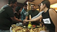 Merayakan syukuran rilis film terbarunya, Robby dan teman-temanya kompak makan nasi tumpeng. Sebelum makan, semuanya melakukan tost lebih dulu.  Foto: instagram @ertantorobbysoediskam