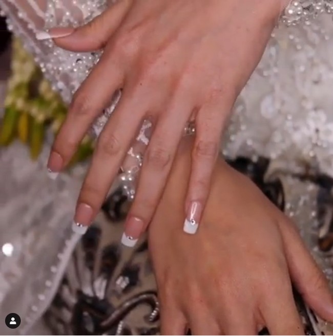Penampilan cantiknya dilengkapi dengan nail art bernuansa putih dengan kristal kecil sebagai hiasan. Foto: Instagram