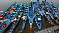 Perahu naga yang akan adu cepat telah disandarkan di lokasi.