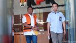 Biar Terkenal, Tahanan KPK Ini Acungkan Jempol