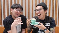 Ngopi dengan pose kocak, jadi cara Gofar untuk menghibur para penggemarnya di Instagram. Foto: Instagram @pergijauh