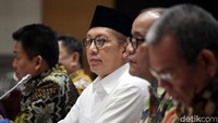 Rapat kerja tersebut digelar di Kompleks Parlemen, Senayan, Jakarta.
