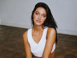 Intip Gaya Seksi Model yang Jadi Pacar Pesepakbola Juventus Paulo Dybala