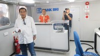 Layaknya bank, kapal ini melayani semua layanan perbankan.