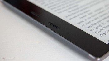  Dibanding seri Kindle lainnya, Oasis punya distribusi cahaya yang paling merata. Foto: Pocket Lint
