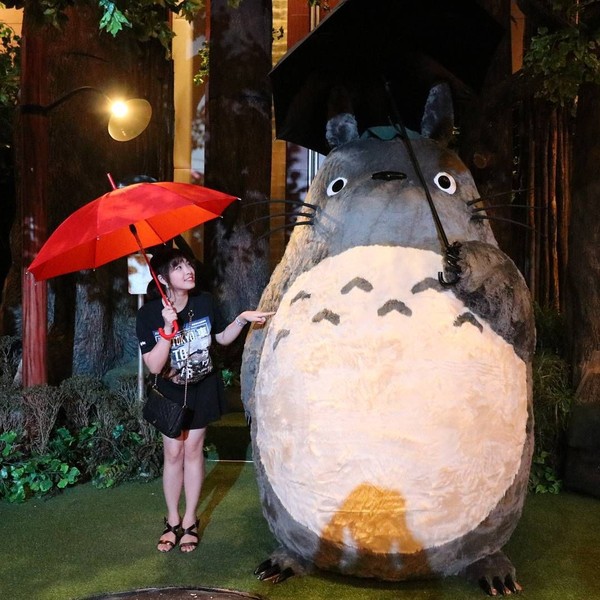Jalan-jalan ke mal, kenapa tidak? Kimi pun berjumpa karakter Totoro di Mal Pacific Place, Jakarta (kimi.hime/Instagram) Jalan-jalan ke mal, kenapa tidak? Kimi pun berjumpa karakter Totoro di Mal Pacific Place, Jakarta (kimi.hime/Instagram)