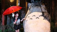 Jalan-jalan ke mal, kenapa tidak? Kimi pun berjumpa karakter Totoro di Mal Pacific Place, Jakarta (kimi.hime/Instagram)