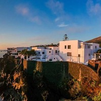 Dolce & Gabbana membeli villa tersebut pada tahun 90-an dan rutin menghabiskan liburan musim panas mereka dengan menggelar pesta di situ. Beberapa nama yang pernah menjadi tamunya di antaranya Naomi Campbell, Emilia Clarke dan Madonna. Foto: Dok. Lionard Luxury Real Estate