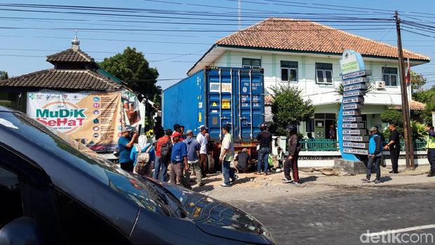 Penampakan Kerusakan Akibat Trailer Tabrak Puskesmas di Boyolali