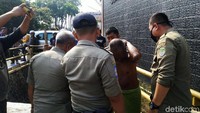 Saat berhasil diamankan pria tersebut sempat melepas celana kolor ijo yang sebelumnya digunakan. Petugas pun meminta pria itu kembali mengenakan celananya. Namun karena longgar, petugas menalikan celana tersebut menggunakan rafia.