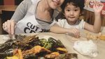 Gaya Kompak Para Seleb dan Anak Saat Masak Bareng