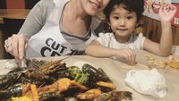 Pedangdut Ayu Ting-Ting juga kompak dengan Bilqis saat menyantap sajian seafood yang dijajahkan di atas meja. Foto: Istimewa