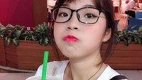 Komentator game ini juga terlihat cantik tanpa busana yang terlalu seksi. Ini pose cutenya memegang gelas minuman. Foto: Instagram kimi.hime