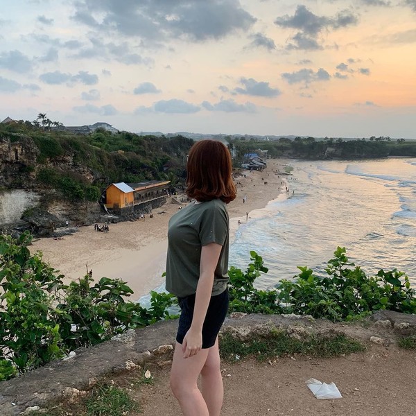 Beberapa waktu berselang, Kimi balik lagi liburan ke Bali. Dia menikmati sunset di Pantai Balangan. (kimi.hime/Instagram) Beberapa waktu berselang, Kimi balik lagi liburan ke Bali. Dia menikmati sunset di Pantai Balangan. (kimi.hime/Instagram)