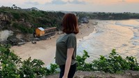 Beberapa waktu berselang, Kimi balik lagi liburan ke Bali. Dia menikmati sunset di Pantai Balangan. (kimi.hime/Instagram)