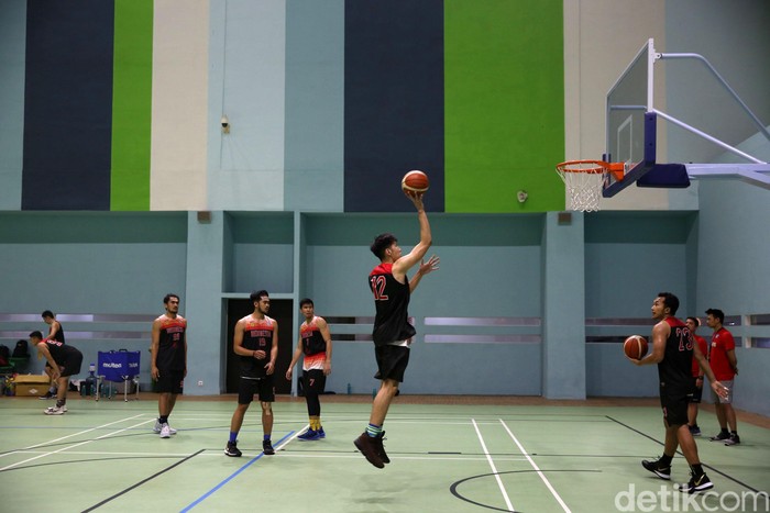Tim nasional basket putra Indonesia menggelar latihan sebagai persiapan SEA Games 2019 di GBK Arena, Senayan, Kamis (25/7/2019). Latihan dipimpin langsung oleh pelatih baru, Rajko Toroman.