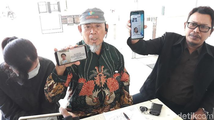 YI (kiri) bersama kuasa hukumnya, Gede Sukadenawa Putra (tengah)/Foto: Bayu Ardi Isnanto/detikcom YI (kiri) bersama kuasa hukumnya, Gede Sukadenawa Putra (tengah)/Foto: Bayu Ardi Isnanto/detikcom