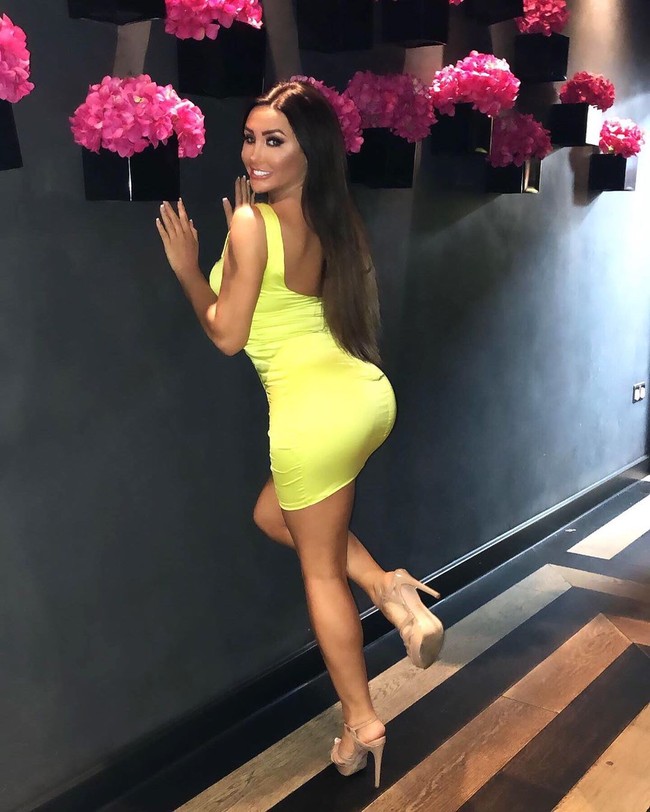 Dia pun mengulang sampai tujuh kali operasi plastik hidung dan tiga kali melakukan pengencangan pada bokongnya.  Foto: dok. Instagram