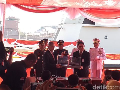 Prosesi penyerahan KRI Kerambit-627