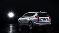 Memasukan barang di bagasi belakang juga kini lebih mudah dengan adanya Power Tailgate. Fitur ini memungkinkan bagasi dibuka tanpa menggunakan tangan. Bagasi bahkan bisa dibuka dengan menggunakan aplikasi Mitsubishi Remote Control. Foto: Mitsubishi Motors Corporation
