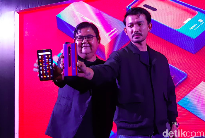 Oppo Reno 10x Zoom FC Barcelona Limited Edition. Foto: Aisyah Kamaliah Oppo Reno 10x Zoom FC Barcelona Limited Edition. Foto: Aisyah Kamaliah