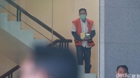 Singkat cerita, Alfin mendekati jaksa lewat perantara yang kemudian disepakati pemberian duit Rp 200 juta agar tuntutan diringankan. Uang itu akan diserahkan sebelum tuntutan dibacakan pada Senin, 1 Juli 2019.  Alfin kemudian menemui Yadi Herdianto sebagai Kasubsi Penuntutan Kejati DKI Jakarta untuk menyerahkan uang diduga berisi uang Rp 200 juta dan dokumen perdamaian. Uang itu selanjutnya diserahkan kepada Agus Winoto.