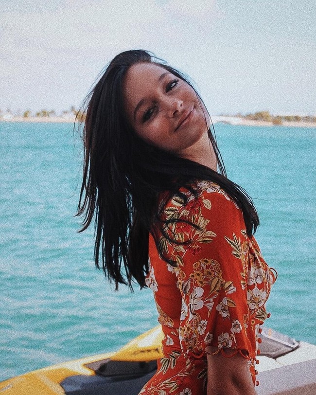 Penyanyi yang telah memiliki 3,8 juta lebih pengikut di Instagram ini kerap berbagai gayanya yang memesona. Oriana pun tampil seksi dengan bikini yang memamerkan perut ratanya. Foto: dok. Instagram @orianasabatini