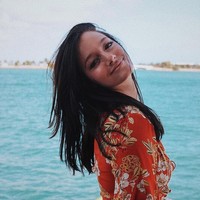 Penyanyi yang telah memiliki 3,8 juta lebih pengikut di Instagram ini kerap berbagai gayanya yang memesona. Oriana pun tampil seksi dengan bikini yang memamerkan perut ratanya. Foto: dok. Instagram @orianasabatini