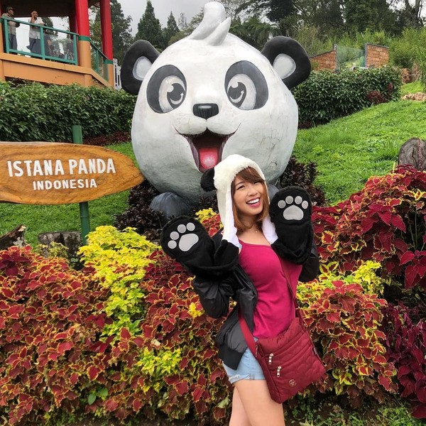 Ini gaya Kimi Hime saat liburan ke Istana Panda di Taman Safari Bogor. Fokus ke Panda yah guys, kata dia. Hmmm, bisa fokus nggak ya? (kimi.hime/Instagram) Ini gaya Kimi Hime saat liburan ke Istana Panda di Taman Safari Bogor. Fokus ke Panda yah guys, kata dia. Hmmm, bisa fokus nggak ya? (kimi.hime/Instagram)