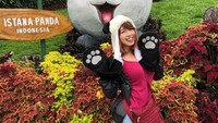 Ini gaya Kimi Hime saat liburan ke Istana Panda di Taman Safari Bogor. Fokus ke Panda yah guys, kata dia. Hmmm, bisa fokus nggak ya? (kimi.hime/Instagram)