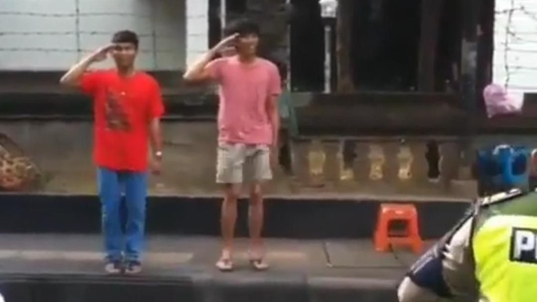 Terobos Pelican Cross, 2 Remaja di Bali Dihukum Hormat dan Nyanyi Terobos Pelican Cross, 2 Remaja di Bali Dihukum Hormat dan Nyanyi