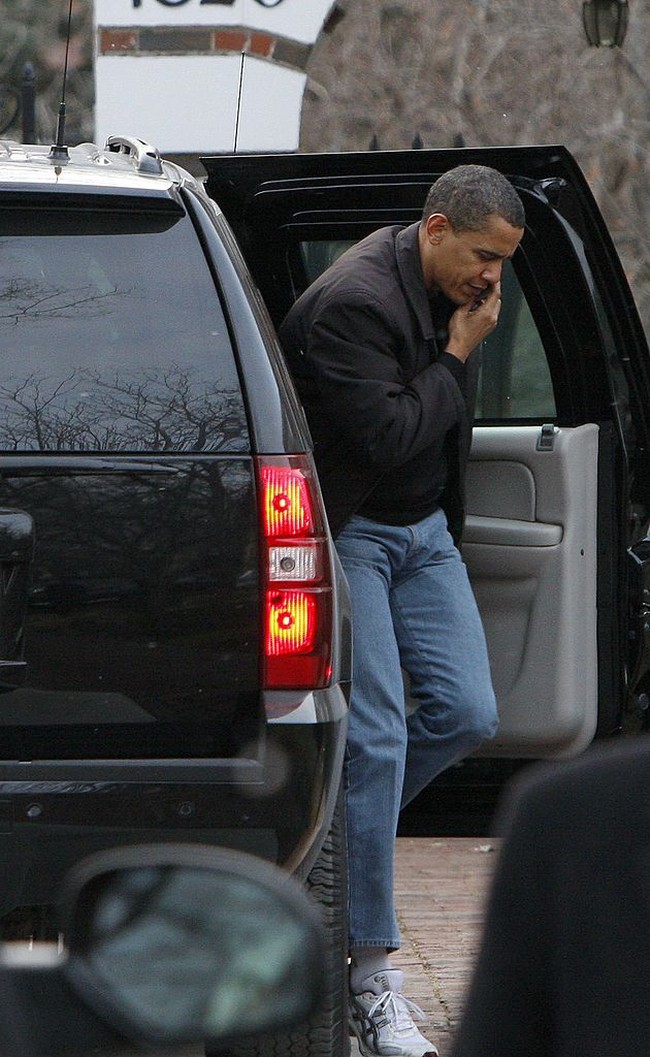 Bagi Obama, waktu bersantai saatnya ber-sneakers ria. Ini penampilan Presiden ke-44 AS itu setiba di rumah salah satu koleganya di Chicago untuk menyaksikan pertandingan NBA pada 2009. (Foto: Getty Images)