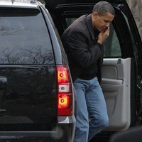 Bagi Obama, waktu bersantai saatnya ber-sneakers ria. Ini penampilan Presiden ke-44 AS itu setiba di rumah salah satu koleganya di Chicago untuk menyaksikan pertandingan NBA pada 2009. (Foto: Getty Images)