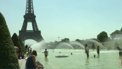 Foto: Saat Turis Basah-basahan di Kolam Menara Eiffel