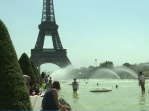 Cuaca Terlalu Panas, Turis Berendam di Kolam Menara Eiffel
