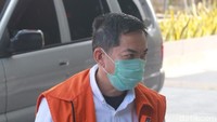 Sebelum pembacaan tuntutan, Sendy bersama pengacaranya, Alfin Suherman, menyiapkan uang untuk diserahkan kepada jaksa penuntut umum. Uang itu untuk memperberat tuntutan kepada pihak yang menipunya.